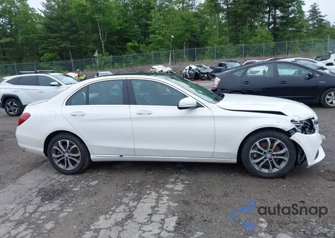 2016 Mercedes-Benz C 300 4Matic/Luxury 4Matic/Sport 4Matic z USA, uszkodzony, nr VIN 55SWF4KB4GU108596